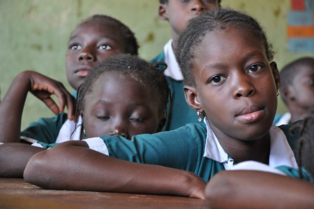 Ziekenhuis, school, batik-en djembéfabriek